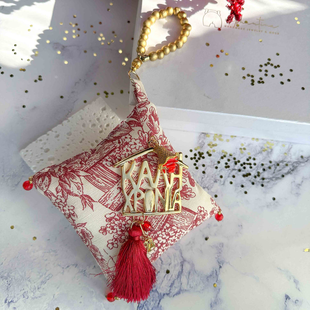 Γούρι ''Καλή Χρονιά'' κρεμαστό μαξιλάρι με ντεσέν κόκκινο λευκό