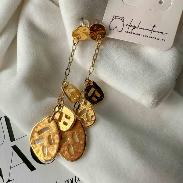 Σκουλαρίκια με Επίχρυσα Ανάγλυφα Στοιχεία σε Αλυσίδα