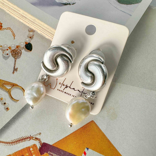 Σκουλαρίκια με Ασημί Βάση "Σπείρα" και Μαργαριτάρια