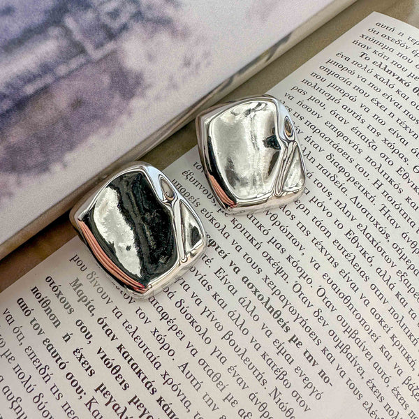 Σκουλαρίκια Καρφωτά με Ανάγλυφο Σχεδιασμό από ατσάλι