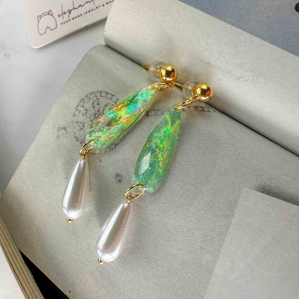 Σκουλαρίκια με Ιριδίζουσα Πράσινη Ρητίνη & Πέρλες Σταγόνες