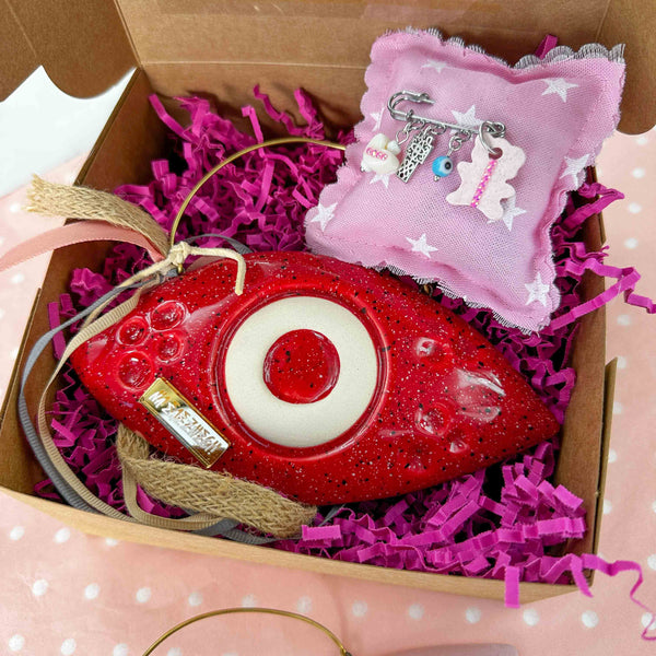 Σετ Δώρου Κοριτσιού "ΝΑ ΣΑΣ ΖΗΣΕΙ" με Κεραμικό Μάτι Κόκκινο gloss & Παραμάνα