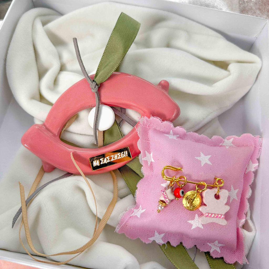 Σετ Δώρου Κοριτσιού "ΝΑ ΣΑΣ ΖΗΣΕΙ" με Κεραμικό Διάτρητο Μάτι Ροζ gloss & Παραμάνα