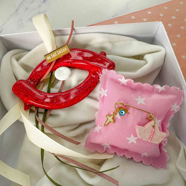 Σετ Δώρου Κοριτσιού "ΝΑ ΣΑΣ ΖΗΣΕΙ" με Κεραμικό Διάτρητο Μάτι Κόκκινο & Παραμάνα