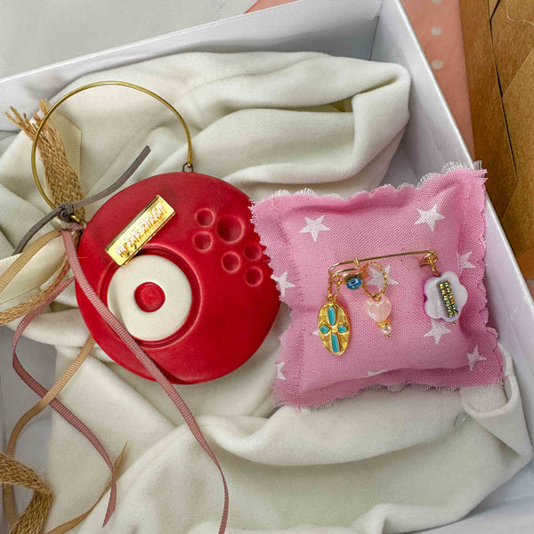 Σετ Δώρου Κοριτσιού "ΝΑ ΣΑΣ ΖΗΣΕΙ" με Κεραμικό Μάτι Κόκκινο & Παραμάνα