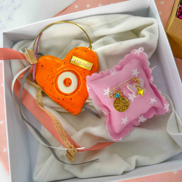 Σετ Δώρου Κοριτσιού "ΝΑ ΣΑΣ ΖΗΣΕΙ" με Κεραμική Καρδιά Μάτι Πορτοκαλί & Παραμάνα ΙΧΝΚ