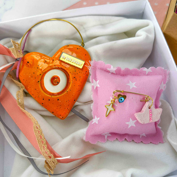 Σετ Δώρου Κοριτσιού "ΝΑ ΣΑΣ ΖΗΣΕΙ" με Κεραμική Καρδιά Μάτι Πορτοκαλί & Παραμάνα Σταυρός