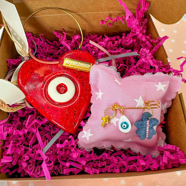 Σετ Δώρου Κοριτσιού "ΝΑ ΣΑΣ ΖΗΣΕΙ" με Κεραμική Καρδιά Μάτι Κόκκινη & Παραμάνα Κοριτσάκι