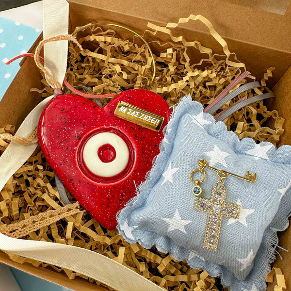 Σετ Δώρου Αγοριού "ΝΑ ΣΑΣ ΖΗΣΕΙ" με Κεραμική Καρδιά Μάτι Κόκκινη & Παραμάνα Σταυρός Κρύσταλλα