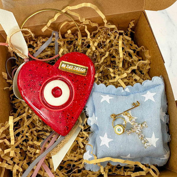 Σετ Δώρου Δώρου Αγοριού "ΝΑ ΣΑΣ ΖΗΣΕΙ" με Κεραμική Καρδιά Κόκκινη & Παραμάνα Σταυρός Κρύσταλλα