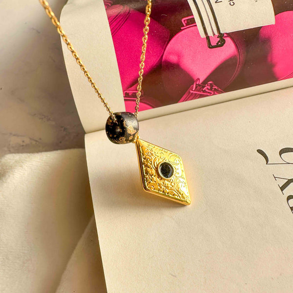 Κολιέ 'Black beauty' με μαύρη περαστή πέτρα