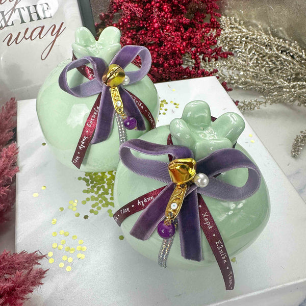 Επιτραπέζιο Γούρι Ρόδι 2026 παστελ πράσινο με Καρώ Φιόγκο (9x10)