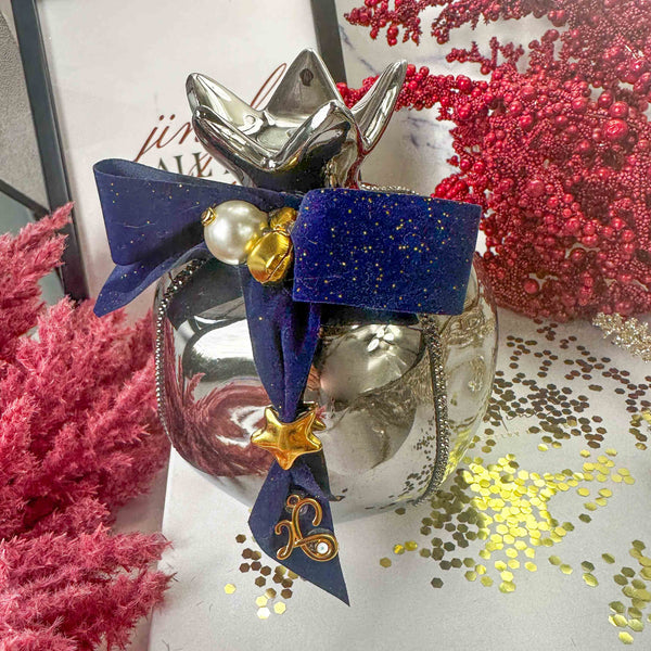 Επιτραπέζιο Γούρι Ασημί Ρόδι με μπλε Φιόγκο (10x13)