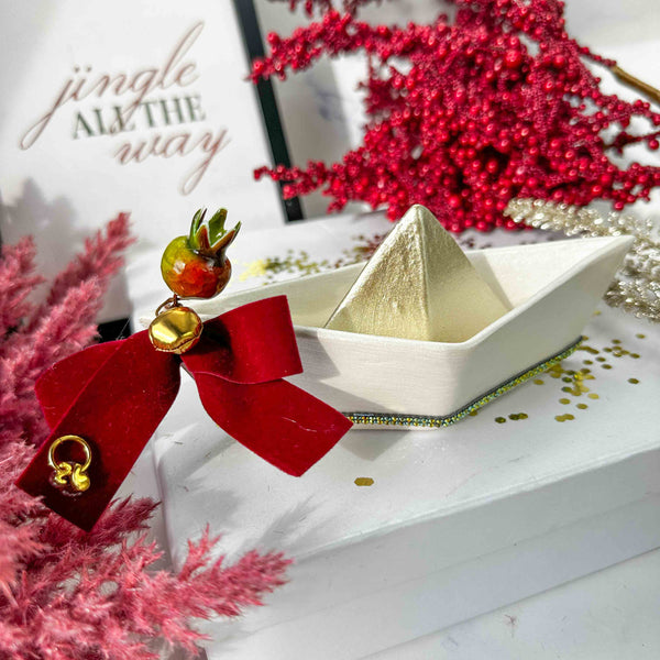 Κεραμικό Καραβάκι Γούρι 2026 με Ρόδι και Βελούδινη Κορδέλα