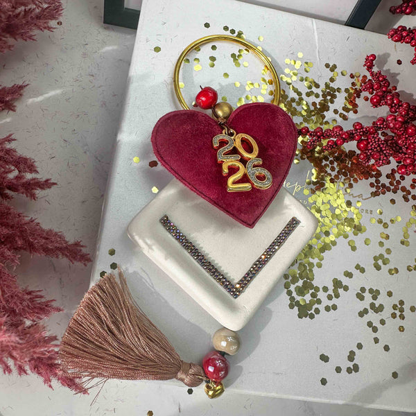 Γούρι Τοίχου Βελούδινη Καρδιά 2026 σε Κρεμ Κεραμική Βάση