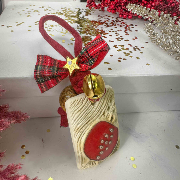 Χειροποίητο Κεραμικό Γούρι Τοίχου με Ρόδι & Καμπανάκι – 2026