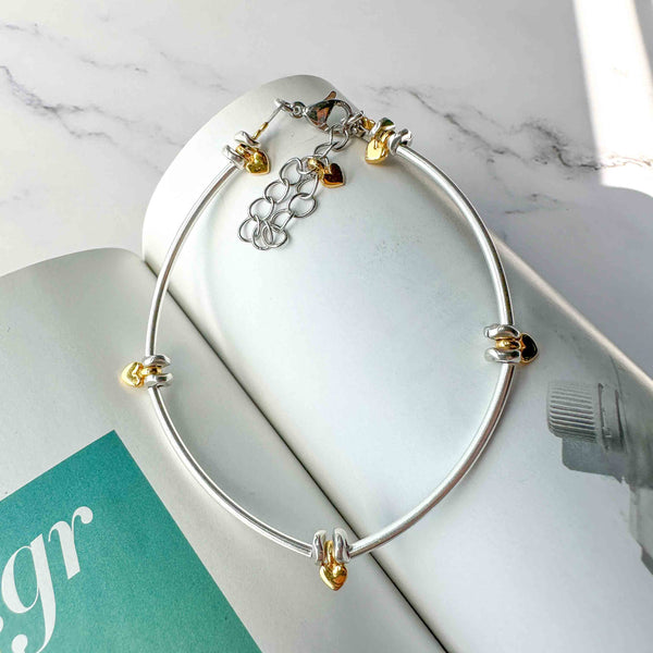 Βραχιόλι με χρυσές καρδιές και ασημί λεπτομέρειες