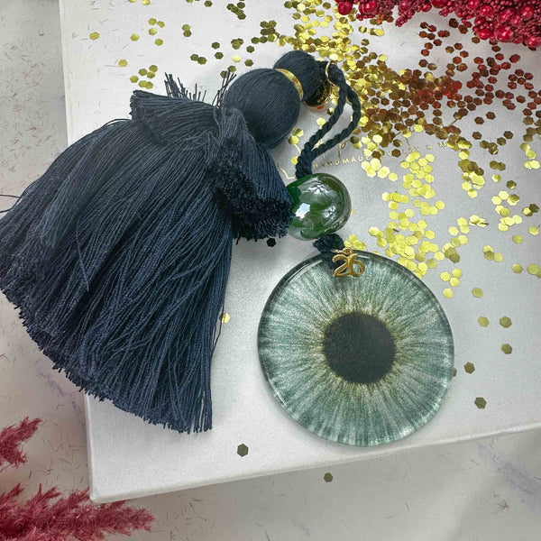 Χειροποίητο Γούρι 2026 με Γυάλινο Μάτι & Μπλε Φούντα