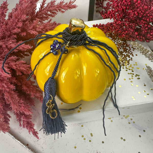 Επιτραπέζιο Γούρι 2026 Κεραμική Κίτρινη Κολοκύθα με μπλε Φούντα (12x12)