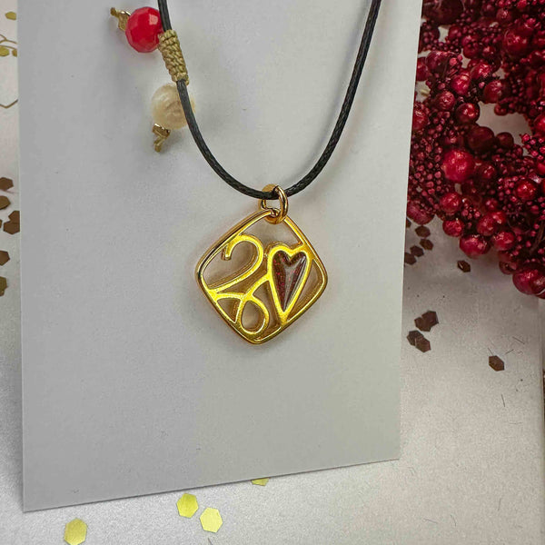 Κολιέ Γούρι 2026 με Καρδιά & Δερμάτινο Κορδόνι – Χειροποίητο Μοντέρνο Κόσμημα