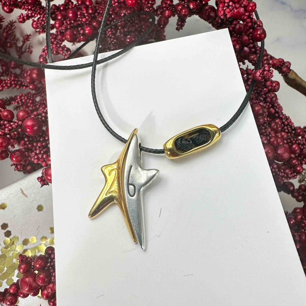 Κολιέ Γούρι 2026 με Δίχρωμο Αστέρι & Δερμάτινο Κορδόνι – Μοντέρνο Χειροποίητο Κόσμημα