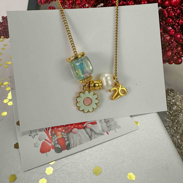 Κολιέ Γούρι 2026 με Μαργαρίτα Με Σμάλτο, Τετράγωνη Χάντρα & Μαργαριτάρι