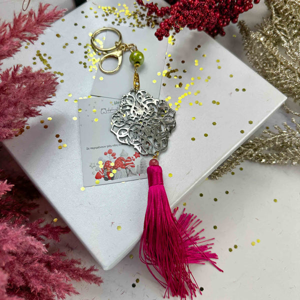 Γούρι Μπρελόκ 2026 με Μεταλλικό Μοτίφ & Φούξια Φούντα