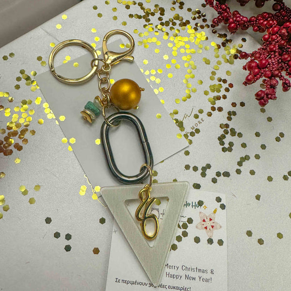 Γούρι Μπρελόκ 2026 με Τρίγωνο Plexiglass & Μεταλλικά Στοιχεία