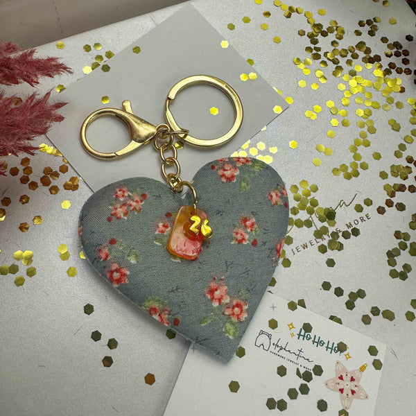 Γούρι Μπρελόκ 2026 με Υφασμάτινη Καρδιά & Στοιχείο Ρητίνης