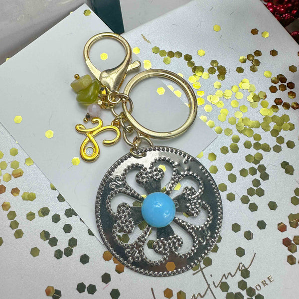 Γούρι Μπρελόκ 2026 με Ανάγλυφο Μεταλλικό Μοτίφ & Γαλάζια Πέτρα