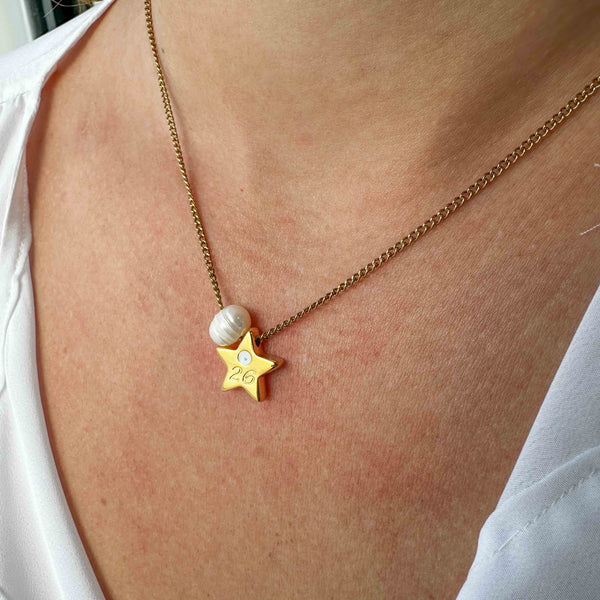 Κολιέ Γούρι 2026 με Αστέρι, Μαργαριτάρι & Ατσάλινη Αλυσίδα – Χειροποίητο Δώρο Αγάπης