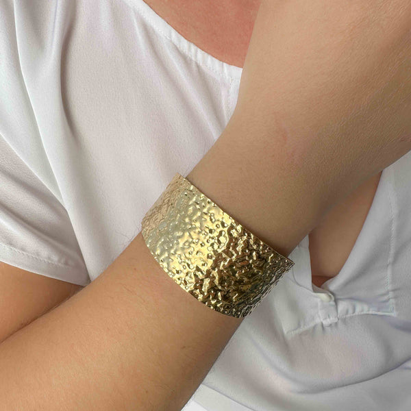 Χρυσό Ατσάλινο Βραχιόλι Μανσέτα με Σφυρήλατη Υφή