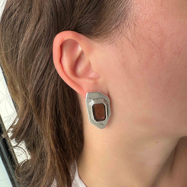 Σκουλαρίκια Ασημί Με Γεωμετρικό Σχέδιο και Καφέ Σμάλτο