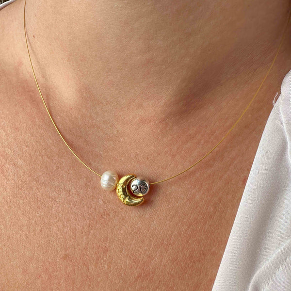 Minimal κολιέ γούρι 2026 με μεταλλικά charms και μαργαριτάρι