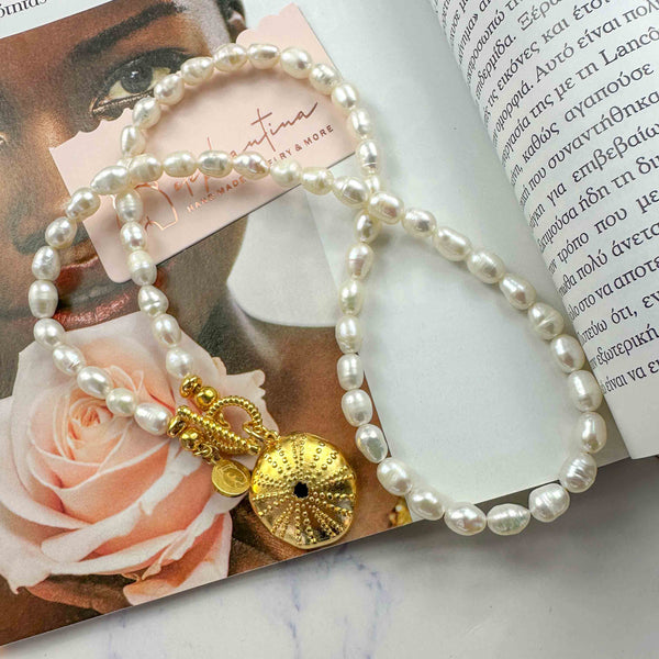 Κολιέ με Μαργαριτάρια Καλλιέργειας και Επιχρυσωμένο Ορειχάλκινο Κοχύλι