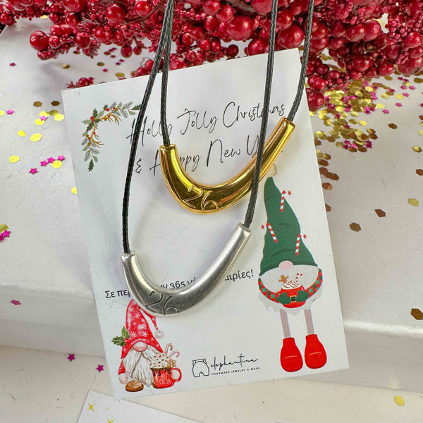 Γούρι 2026 με Μεταλλικό Καμπυλωτό Μοτίφ – Ασημί ή Χρυσό σε Μαύρο Κορδόνι