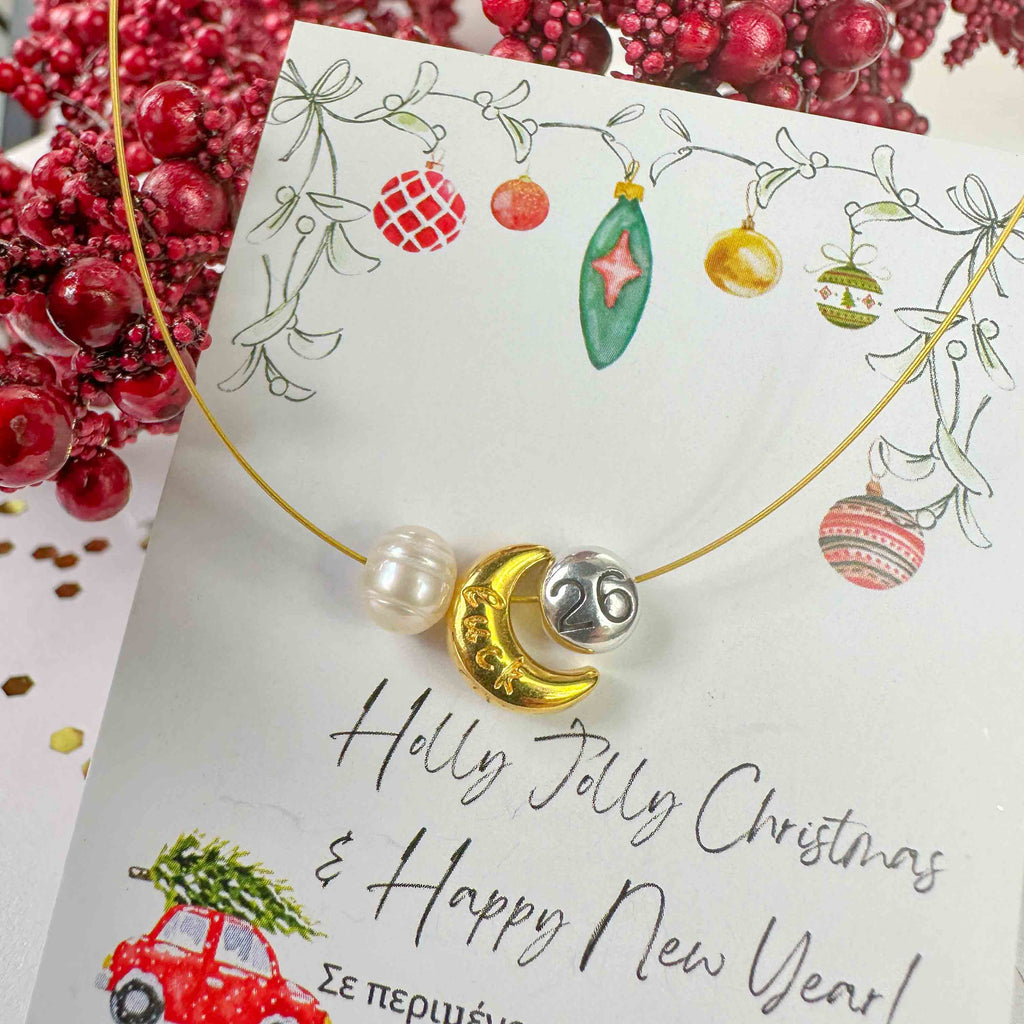 Minimal κολιέ γούρι 2026 με μεταλλικά charms και μαργαριτάρι