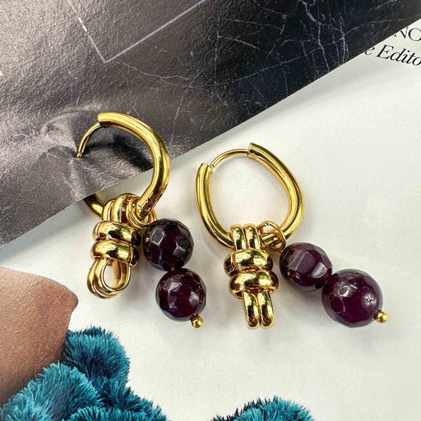 Σκουλαρίκια κρίκοι με αχάτες σε μωβ σκούρο και επίχρυσα στοιχεία