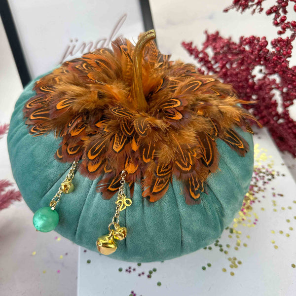 Διακοσμητική Κολοκύθα Από Βελούδο, Φτερά & Κρεμαστά Γούρια 2026