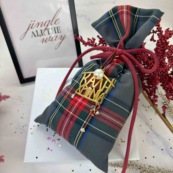 Γούρι 2026 Υφασμάτινο με Καρό Πουγκί & Μεταλλικό "Καλή Χρονιά"