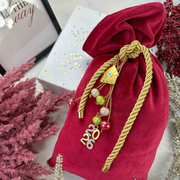 Γούρι 2026 Υφασμάτινο Κόκκινο Πουγκί & Μεταλλικό 