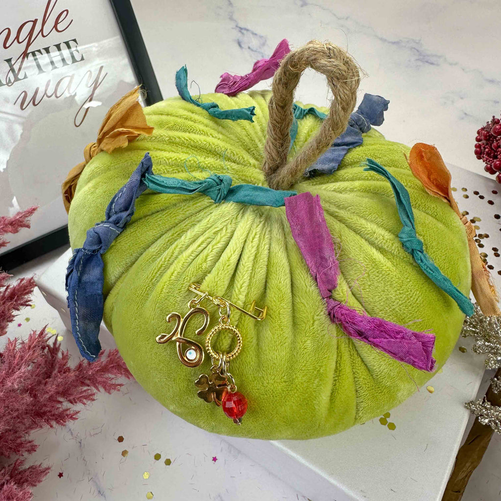 Διακοσμητική Κολοκύθα Από Βελούδο με Χρωματιστές Κορδέλες & Γούρι 2026