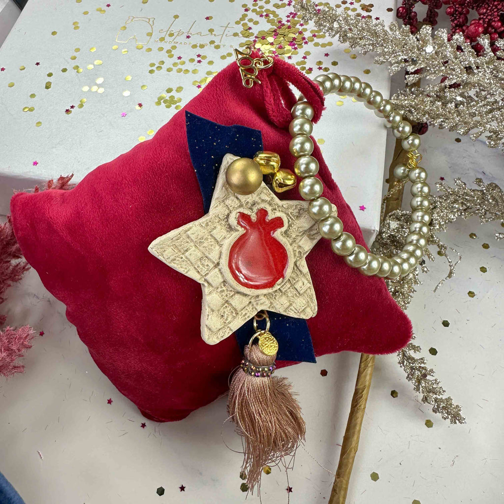 Γούρι 2026 με Κόκκινο Βελούδινο Μαξιλαράκι, Κεραμικό Ρόδι & Μαργαριτάρια