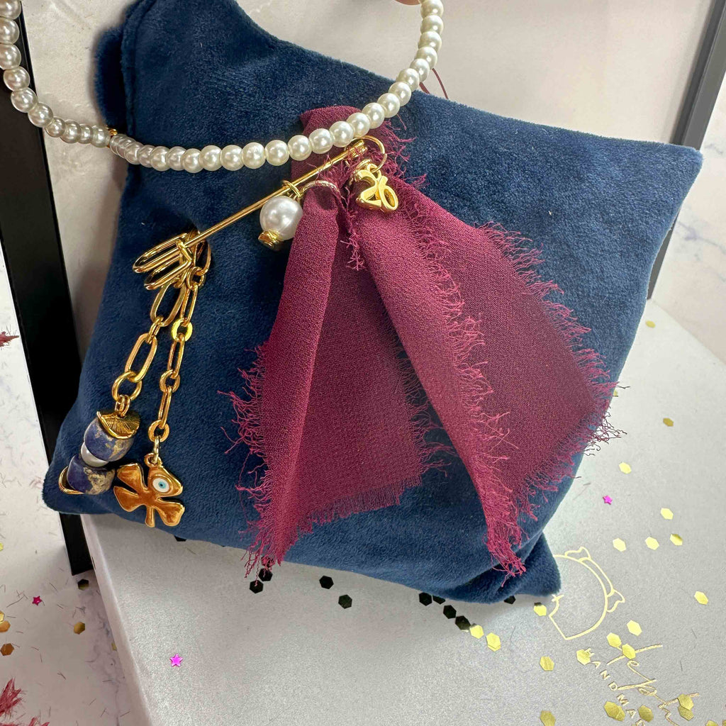 Γούρι 2026 Μαξιλαράκι Βελούδινο με Καρφίτσα, Περλίτσες & Μοτίφ Ματάκι