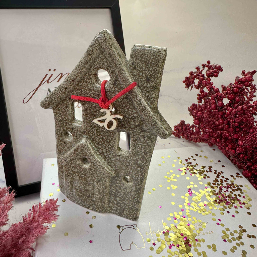 Κεραμικό Σπίτι για Ρεσώ με Γούρι 2026 – Χειροποίητο Πρωτοχρονιάτικο Διακοσμητικό