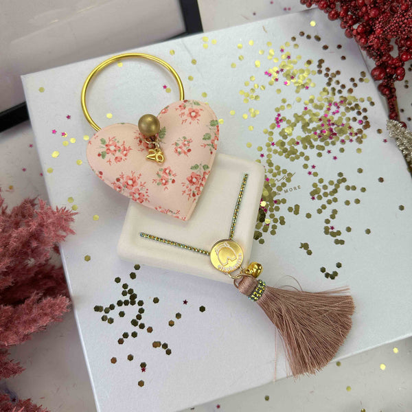 Γούρι 2026 – Υφασμάτινη Καρδιά & Κεραμικό Καρέ με Φούντα