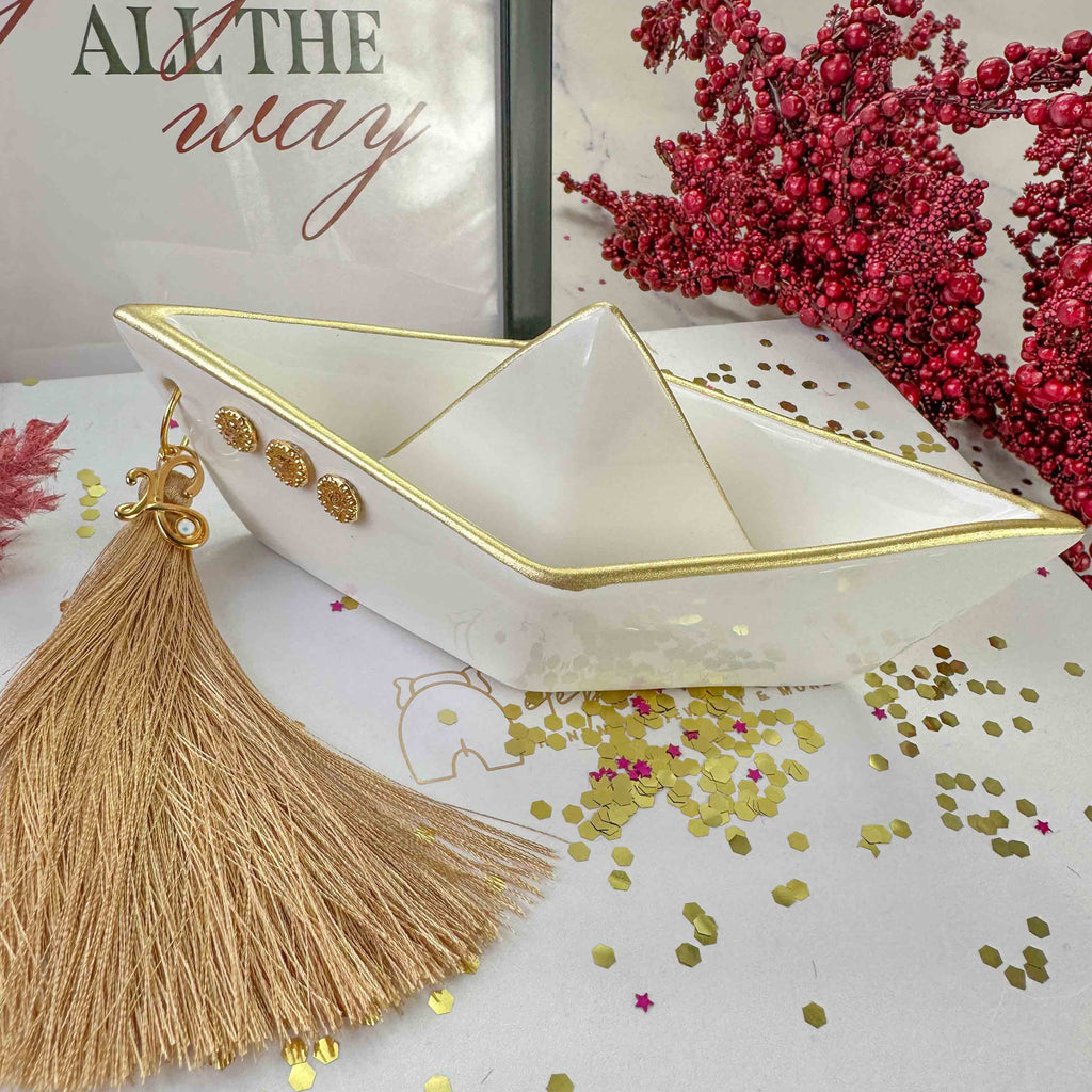 Επιτραπέζιο Γούρι 2026 Καράβι Μπεζ με Χρυσή φούντα