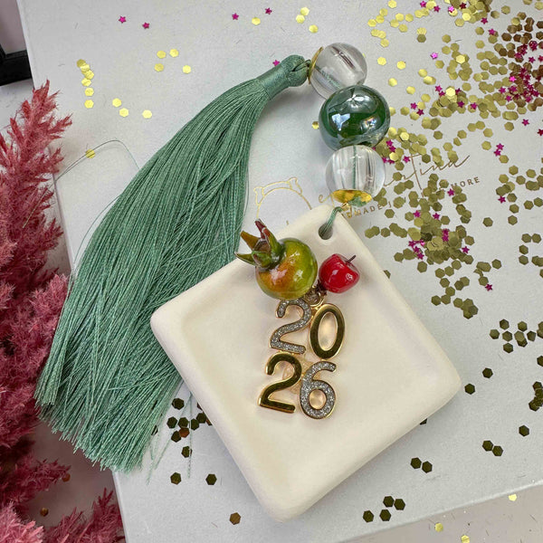 Γούρι 2026 – Κεραμικό Καρέ με Μεταξωτή Φούντα & 2026 Με Σμάλτο Glitter