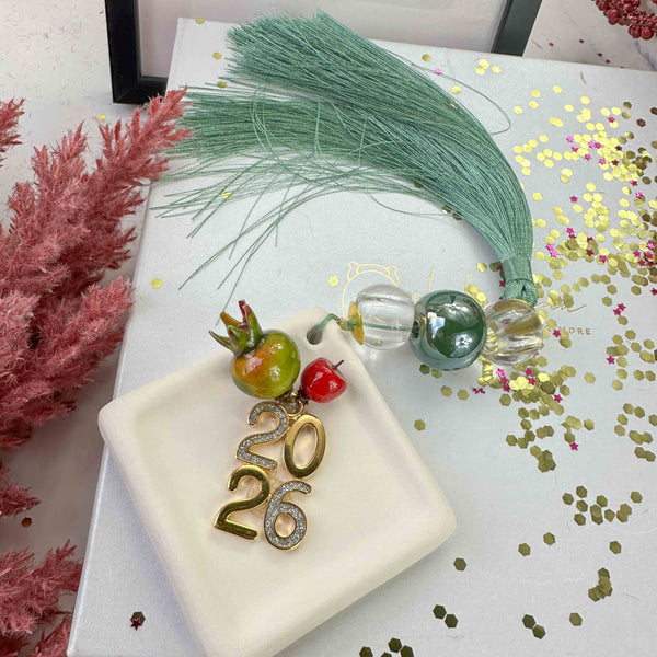 Γούρι 2026 – Κεραμικό Καρέ με Μεταξωτή Φούντα & 2026 Με Σμάλτο Glitter