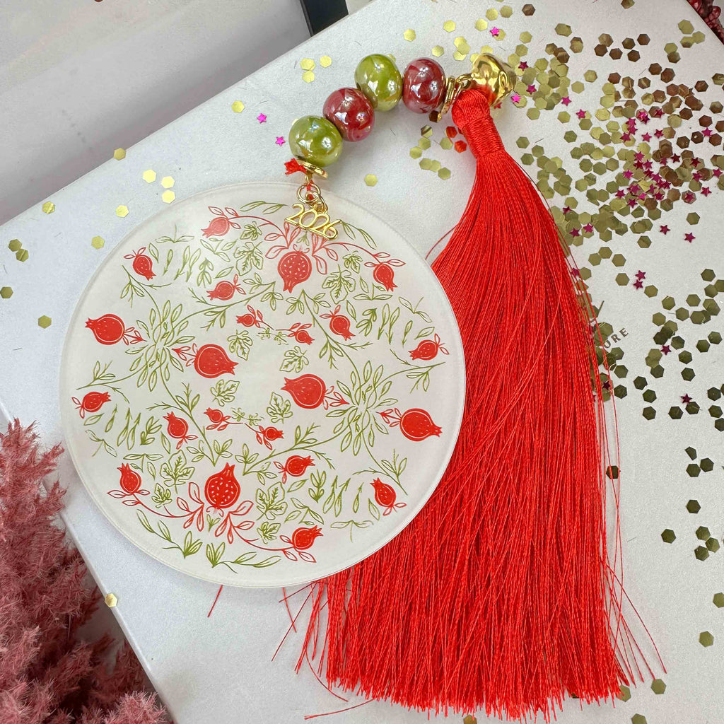 Γούρι 2026 – Plexiglass με Μεταξωτή Φούντα & Κεραμικές Χάντρες